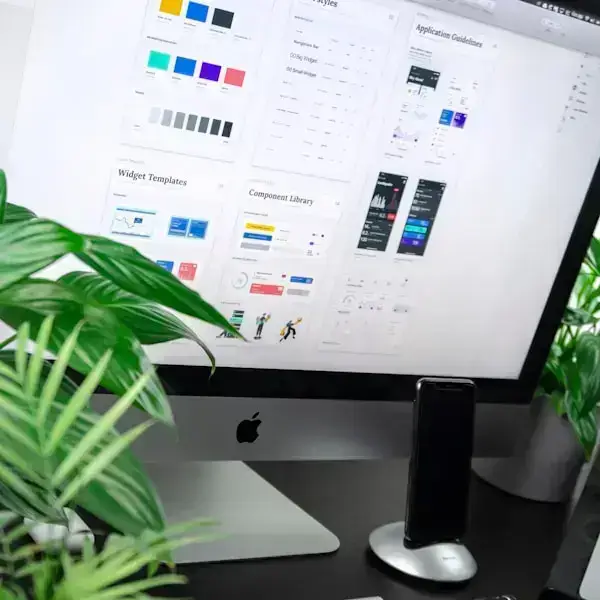 Consommateurs utilisant leurs smartphones